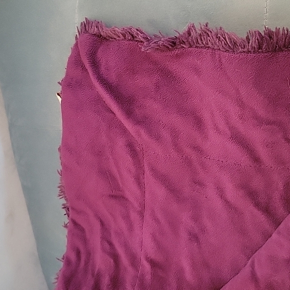 domain purple 💜 blanket. 66 x 48.  Shag. Nice and soft. - Picture 3 of 5